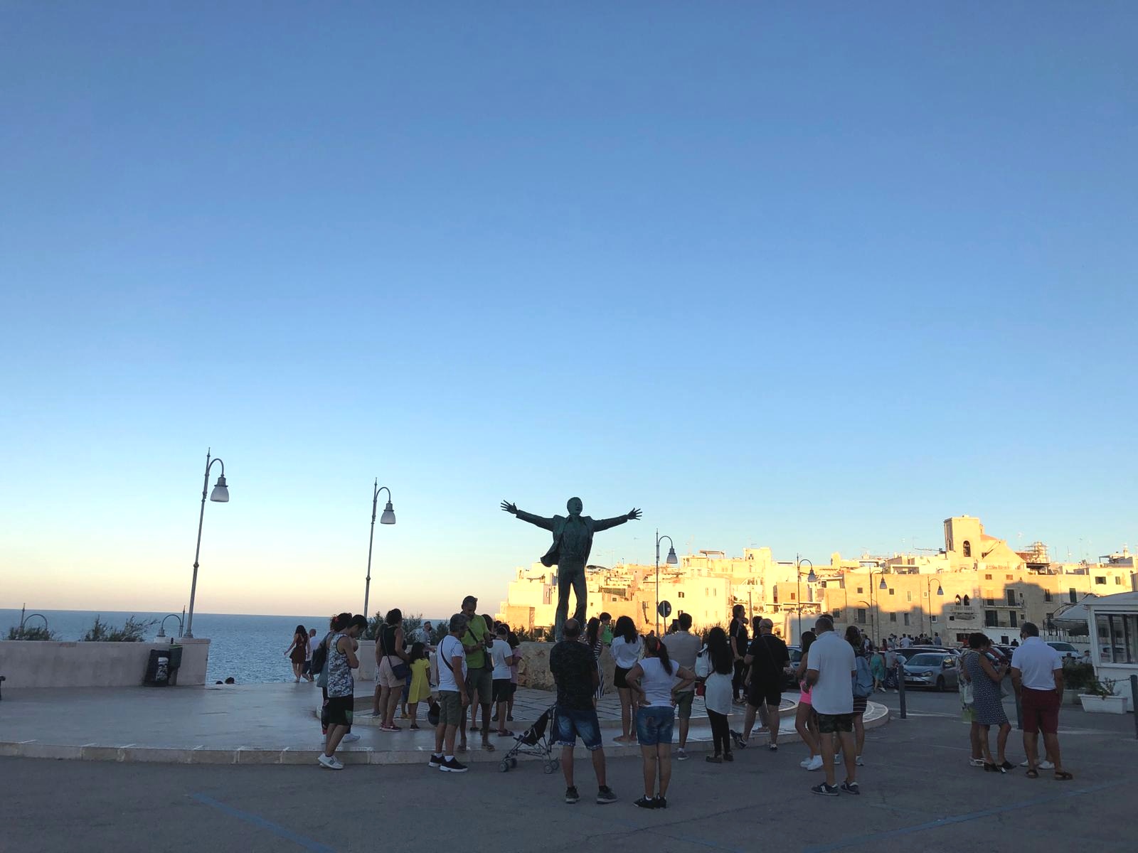 Statua di Domenico Modugno